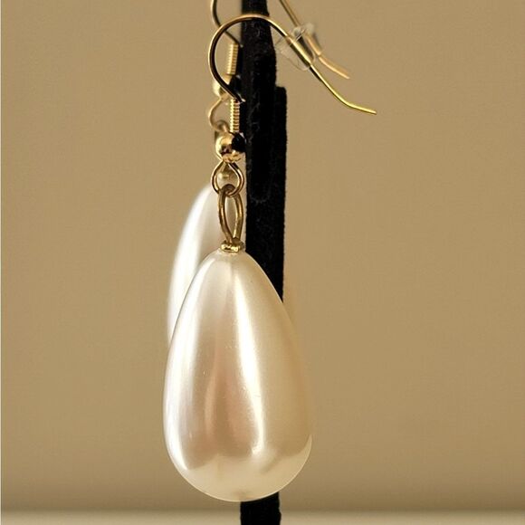 Earrings Goldtone Faux Pearl Teardrop Earrings #554 - Picture 7 of 11